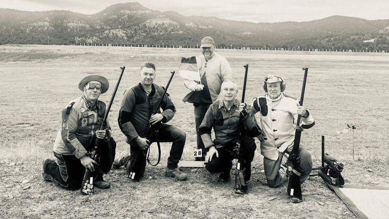 Foto: privat / Ein Hauch von Buffalo Bill: Das deutsche Team bei der Long Range-WM Vorderlader in den USA.