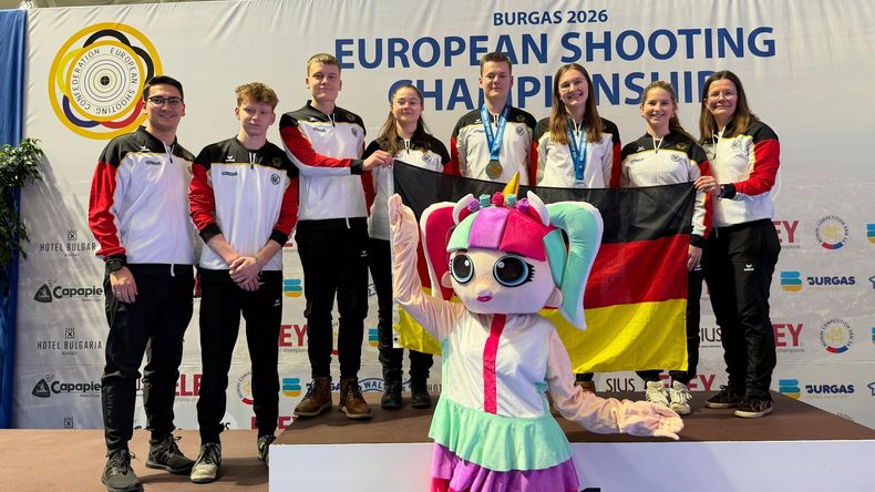 Foto: DSB / Das erfolgreiche Luftpistolen-Team der U16 & U18 mit den zwei Medaillengewinnern.