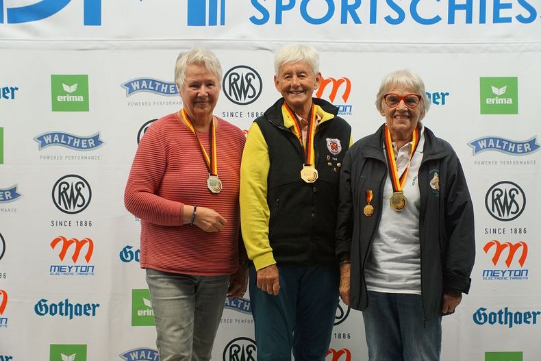 Foto: WSB / Ines Jung (Mitte) gewann in der Seniorinnen V-Klassen den Titel vor Rose-Marie Dohmeyer (links) und Sieglinde Bohner.