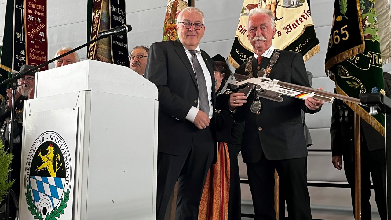 Foto: OSB / DSB-Vizepräsident Dieter Vierlbeck (links) überreichte Franz Brunner, Präsident des Oberpfälzer Schützenbundes, ein Gewehr der Firma Walther im Rahmen der Nachwuchskampagne "Jugend trifft".