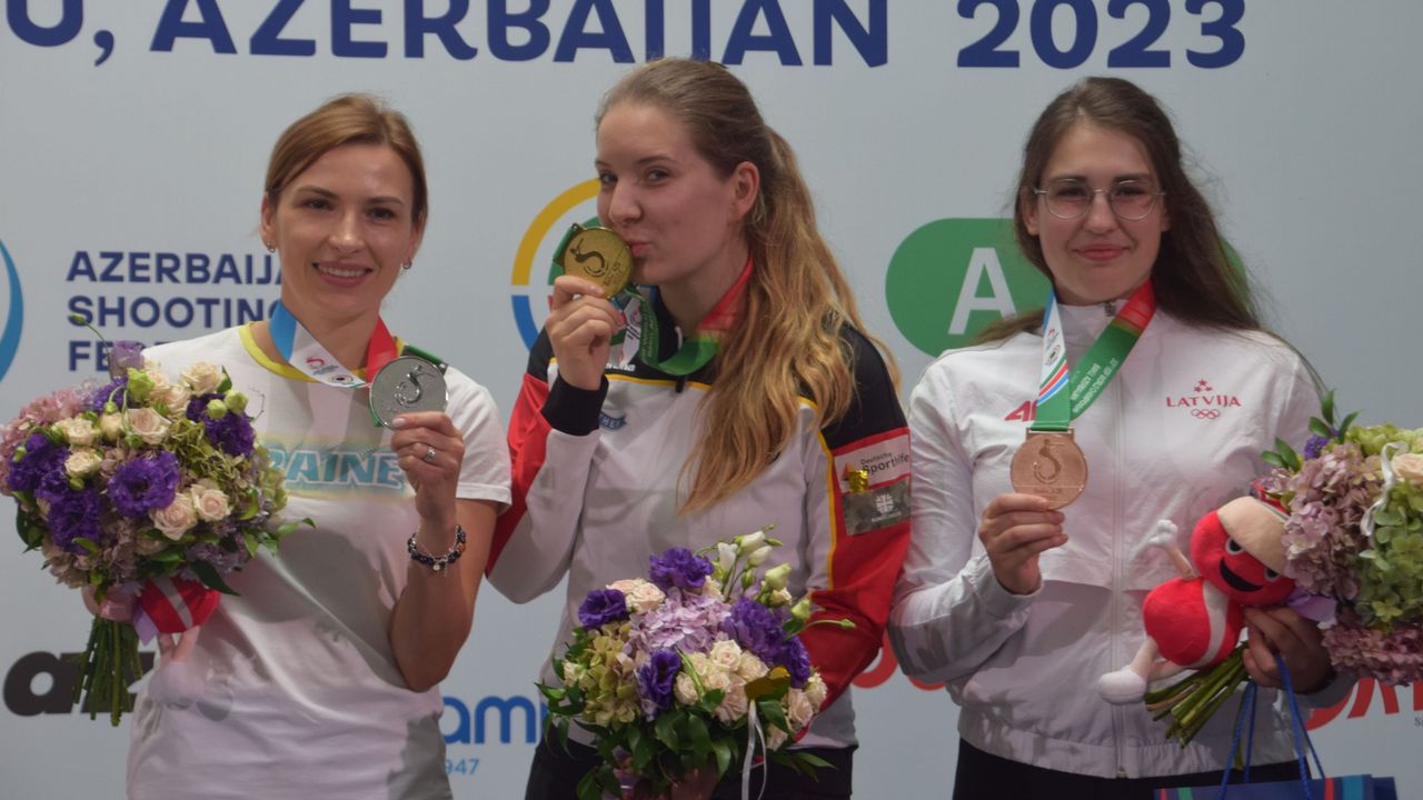 Foto: DSB / Die neue Weltmeisterin Doreen Vennekamp, flankiert von Olena Kostevych (UKR) und Agate Rasmane (LAT).