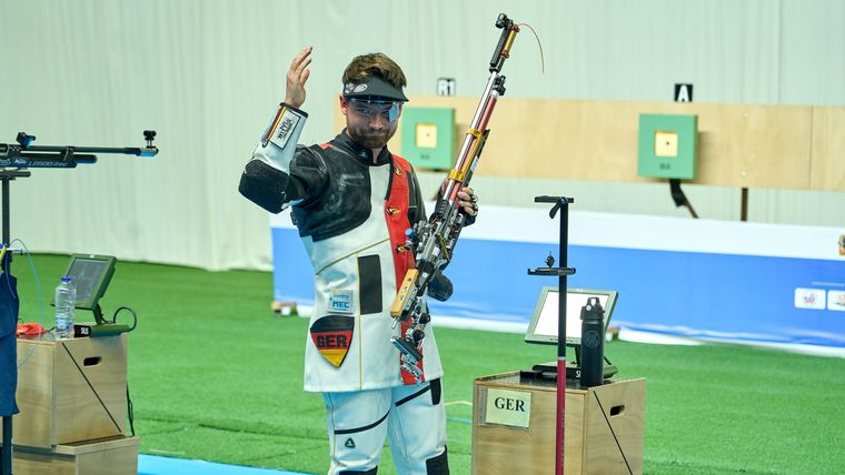 Foto: ISSF / Zwiegespalten mit seiner Leistung im Luftgewehr-Finale: Maximilian Ulbrich. 