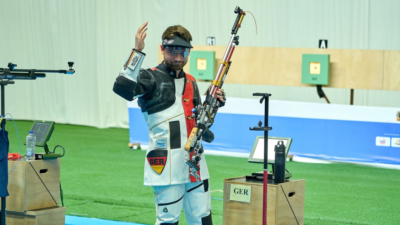 Foto: ISSF / Zwiegespalten mit seiner Leistung im Luftgewehr-Finale: Maximilian Ulbrich.