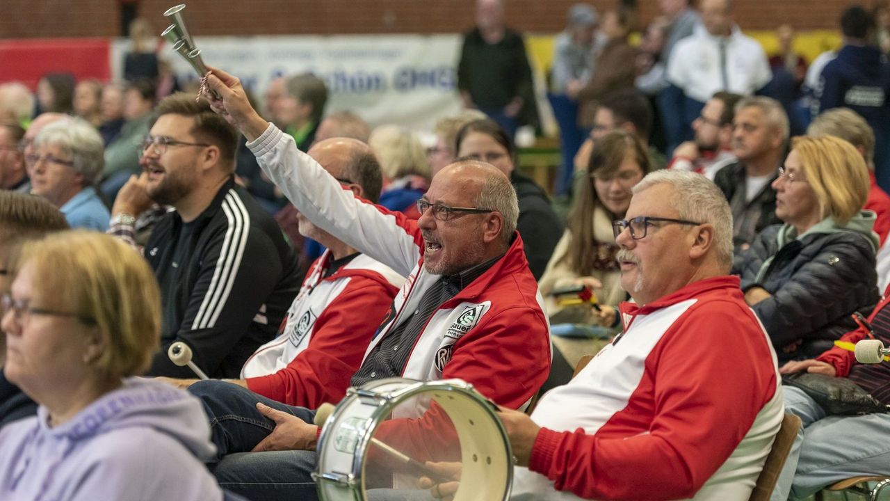 Foto: SV Wieckenberg / Attacke! Die Fans des SV Wieckenberg feuerten ihr Team mit Erfolg zu Höchstleistungen an.