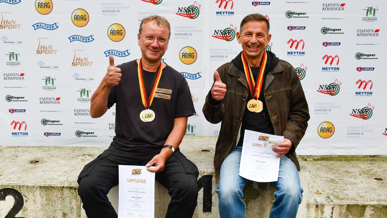 Foto: Eckhard Frerichs / Daumen hoch für Armin Eichele (links) und Thomas Beier zu ihren Siegen bei der DM Ordonnanz in Hannover.