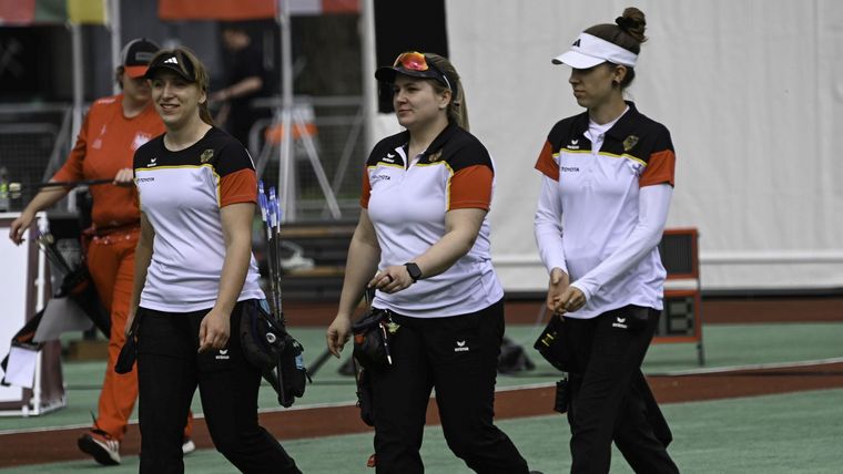 Foto: Eckhard Frerichs / Für Katharina Raab, Jennifer Walter, Marie Marquardt (v.l.) und die anderen Compounder tun sich nun olympische Perspektiven auf.