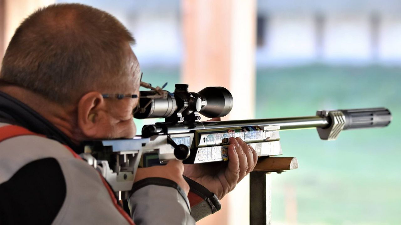 Foto: NSSV/Eckhard Frerichs / Mit dem Kleinkalibergewehr versuchen die Senioren auf 50 sowie 100 Meter einen Volltreffer zu landen. 