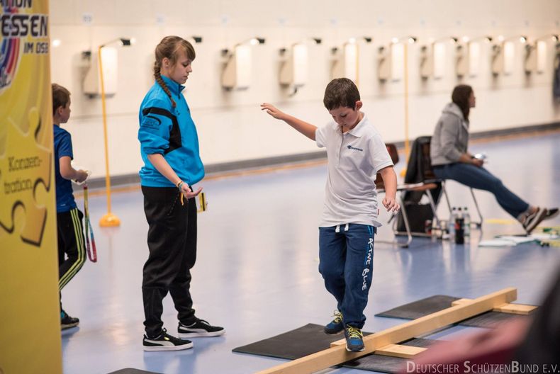 Bild: DSB / Balancieren hilft ebenfalls das Gleichgewicht spielerisch zu schulen.