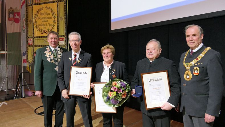 Foto: DSB / Die neuen Ehrenmitglieder des DSB Jens Eberius (Württembergischer Schützenverband), Herta Zeiler (Oberpfälzer Schützenbund) & Ludwig Mayer (Oberpfälzer Schützenbund neben Wilfried Ritzke (links) und Hans-Heinrich von Schönfels (rechts)