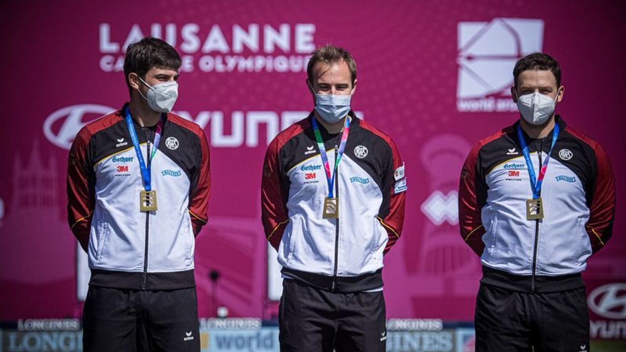 Foto: World Archery / Mit Goldmedaille und Maske: Johannes Maier, Florian Unruh und Maximilian Weckmüller.