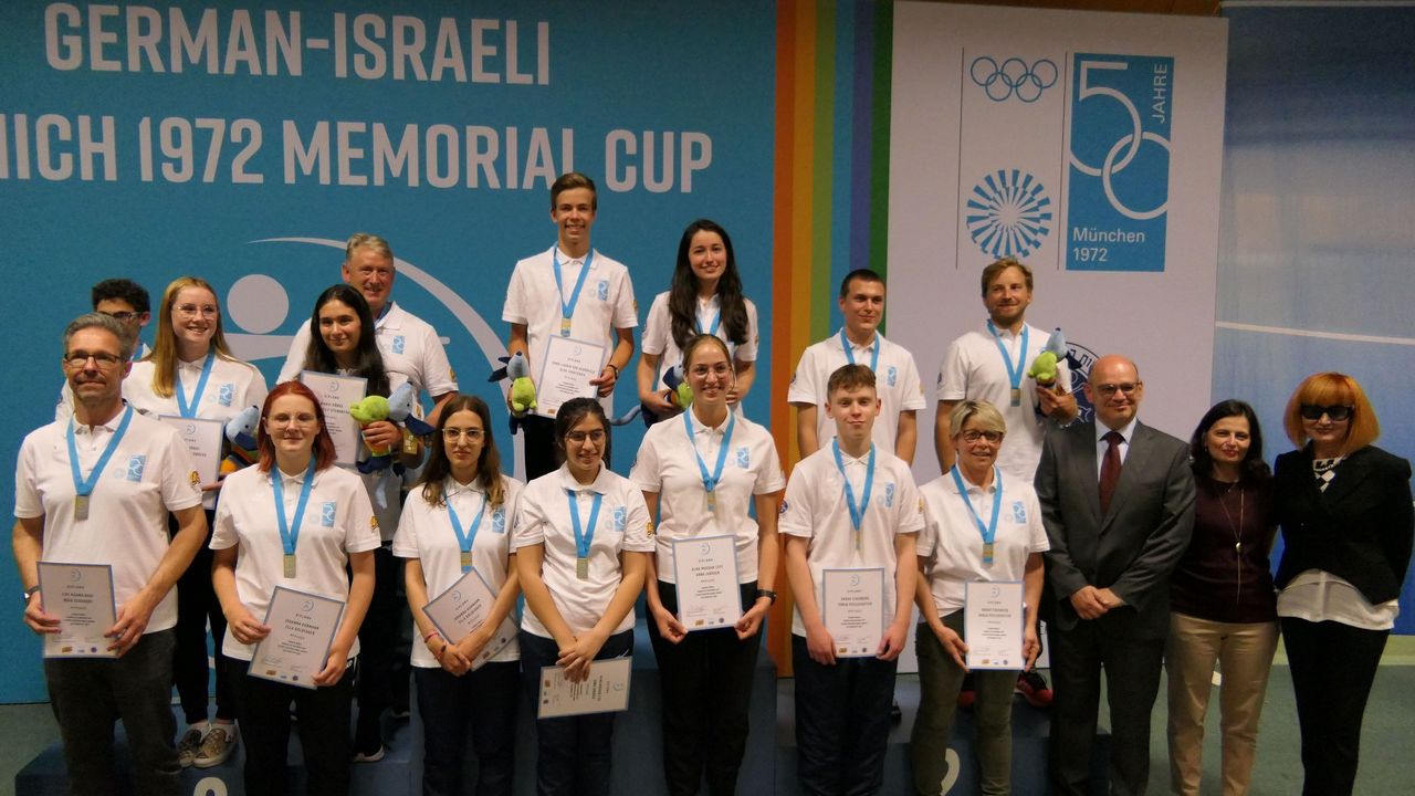Foto: DSB / Gruppenfoto mit den deutschen und israelischen Athleten sowie rechts Michael Rohar, Carmela Shamir und Michal Shahar.