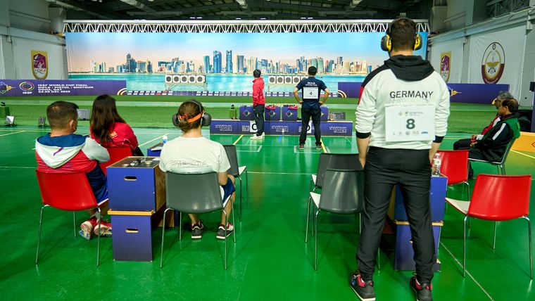Foto: ISSF / Im Finale der Schnellfeuerpistole stehen ab dem 1.1.2026 acht (statt sechs) Athleten. Dort gibt es aber u.a. Wartepositionen, weil maximal zwei Schützen gleichzeitig schießen.