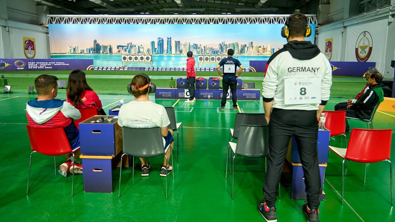 Foto: ISSF / Im Finale der Schnellfeuerpistole stehen ab dem 1.1.2026 acht (statt sechs) Athleten. Dort gibt es aber u.a. Wartepositionen, weil maximal zwei Schützen gleichzeitig schießen.