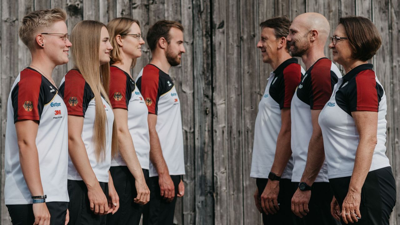 Foto: DSB / Das Bogenteam in Tokio v.l.: Michelle Kroppen, Charline Schwarz, Lisa Unruh, Florian Unruh, Bundestrainer Oliver Haidn, Co-Trainer Marc Dellenbach, Co-Trainerin Natalia Butuzova.