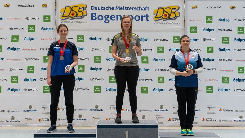 Foto: Roy Beyer: Lea Marie Schweer gewann vor Titelverteidigerin Svenja Herrmann (links) und Nicole Müller den Titel bei den Recurve-Frauen.