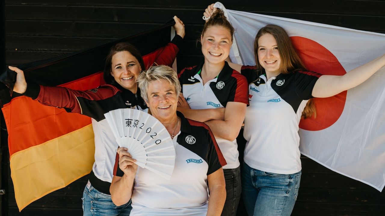 Foto: DSB / Das DSB-Olympiateam, hier die Pistolen-Frauen mit Monika Karsch, Carina Wimmer, Doreen Vennekamp und Bundestrainerin Barbara Georgi, freut sich auf Tokio.