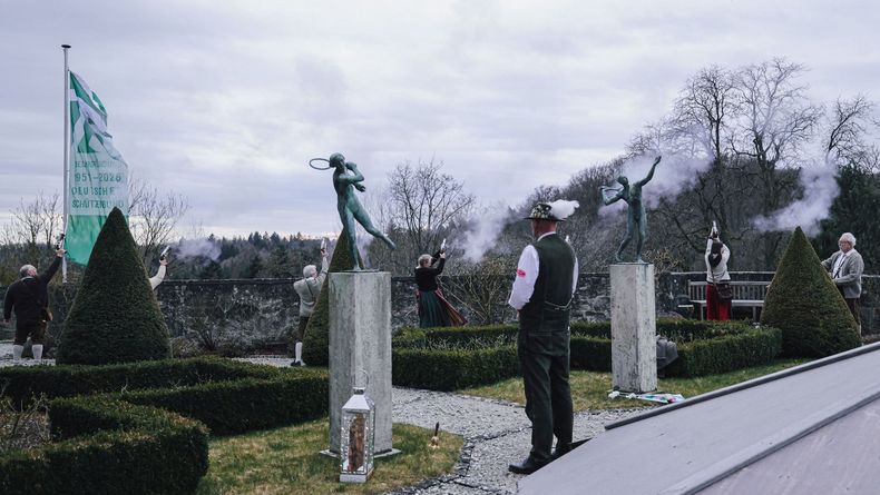 Foto: Sebastian Buff / Mit dem Böllerschießen im Rosengarten gaben die Böllerschützen des nördlichen Oberfranken den Startschuss für die feierliche Zeremonie.