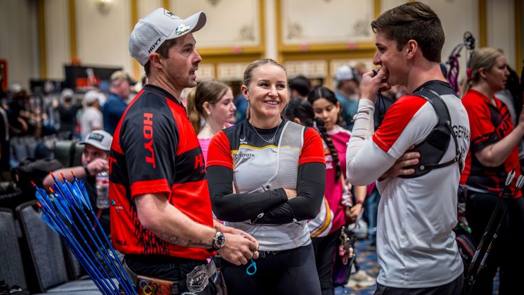 Foto: World Archery / Katharina Bauer und Jonathan Vetter im Gespräch mit US-Superstar und Sieger Brady Ellison.