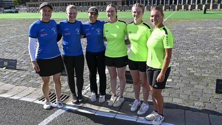 Foto: Eckhard Frerichs / Hier noch Seite an Seite, am Samstag gegeneinander: Charline Schwarz, Balbina Kellerer, Katharina Bauer von der BSG Raubling und Clea Reisenweber, Melina Koepper und Elina Idensen vom BSC BB-Berlin.
