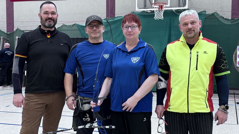 Foto: LSV Sachsen-Anhalt / v.l.: Landessportleiter Martin Feige, Trainer Mario Elsner SG Eintracht Ebendorf, Trainerin Petra Kastellan SG Eintracht Ebendorf und Landesreferent Bogen Tino Frank mit dem Win&Win-Bogen.