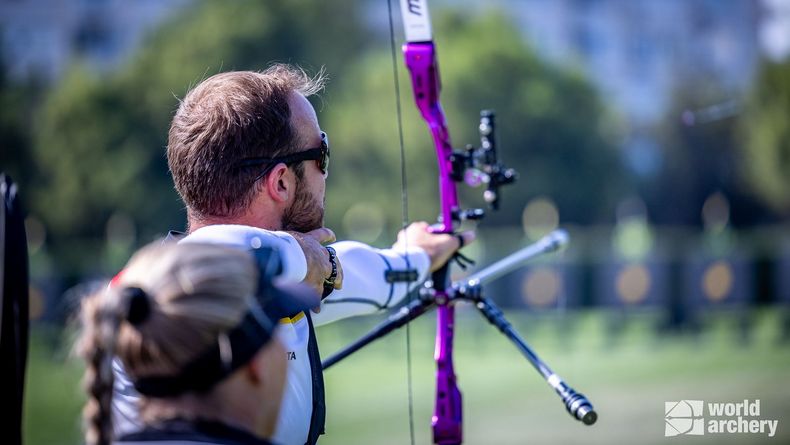 Foto: World Archery / Florian Unruh, beobachtet von Katharina Bauer, lässt den Pfeil mal wieder in Richtung zehn oder elf fliegen. Foto: World Archery / Florian Unruh, beobachtet von Katharina Bauer, lässt den Pfeil mal wieder in Richtung zehn oder elf fliegen.