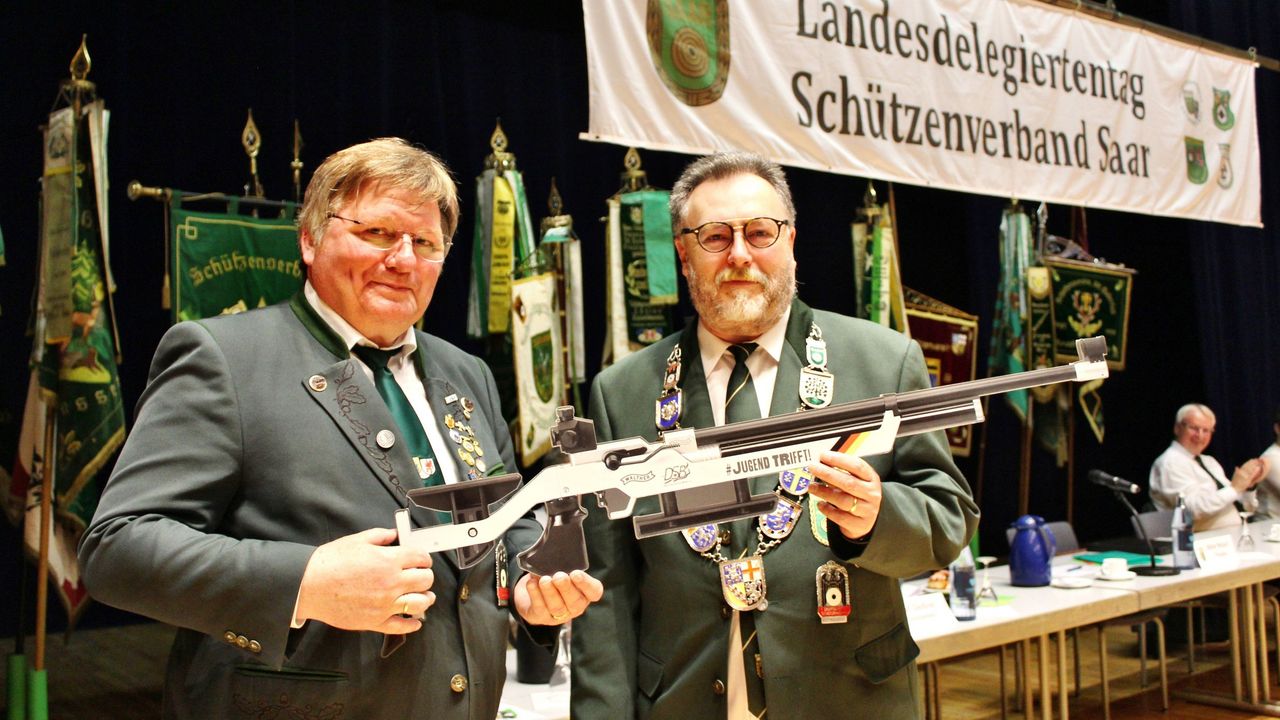 Foto: SVS / DSB-Vizepräsident Gerd Hamm überreichte Walter Wolpert das LG 400 der Firma Walther.