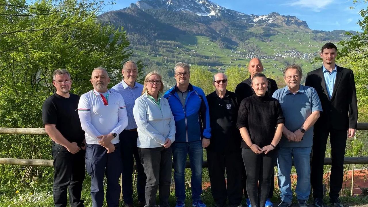 Foto: Mirjam Schneider/SSV / Die neuen ISSF Target Sprint-Kampfrichter mit Sylvia Torba (4.v.l.), Ralf Jaep (5.v.l.) und Frank Hübner (2.v.r.).