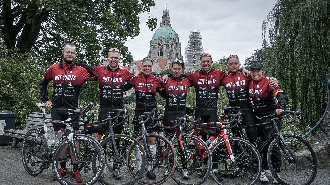 Foto: Privat / Glücklich nach sechs Tagen in Hannover angekommen: Die radelnden Sportschützen.