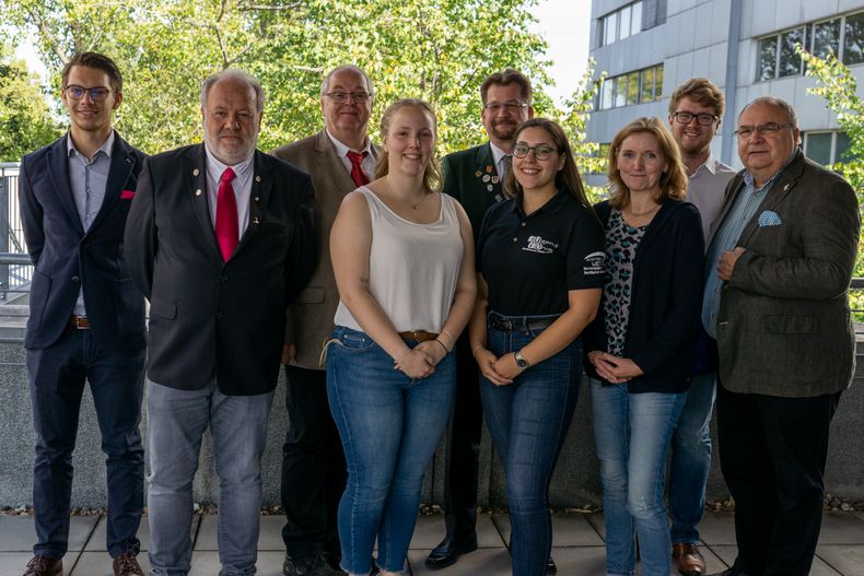 Foto: DSJ / Der neue Jugendvorstand von links: Tom Gotta (BJS), Peter Landauer (BJL Organisation), Stefan Rinke (Vizepräsident Jugend), Aileen Jedtberg (BJS), Lars Bathke (1. Vizepräsident), Sophia Benterbusch (BJS), Ulrike Koini (BJL Bildung), Luca Großmann (BJL Öffentlichkeitsarbeit), Willi Palm (Präsident RSB). Es fehlen Carina Sauerwald (BJL Sport) und Henrik Quast (BJS). Foto: DSJ / Der neue Jugendvorstand von links: Tom Gotta (BJS), Peter Landauer (BJL Organisation), Stefan Rinke (Vizepräsident Jugend), Aileen Jedtberg (BJS), Lars Bathke (1. Vizepräsident), Sophia Benterbusch (BJS), Ulrike Koini (BJL Bildung), Luca Großmann (BJL Öffentlichkeitsarbeit), Willi Palm (Präsident RSB). Es fehlen Carina Sauerwald (BJL Sport) und Henrik Quast (BJS).