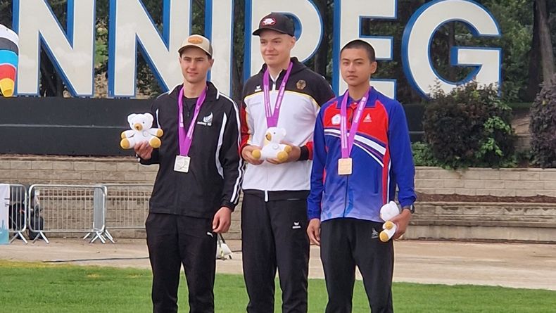 Foto: World Archery / Der neue U18-Weltmeister mit dem Compoundbogen, Simon Moritz mit Tzu Hsiang Yen/TPE und Hector McNeilly/NZL. Foto: World Archery / Der neue U18-Weltmeister mit dem Compoundbogen, Simon Moritz mit Tzu Hsiang Yen/TPE und Hector McNeilly/NZL.
