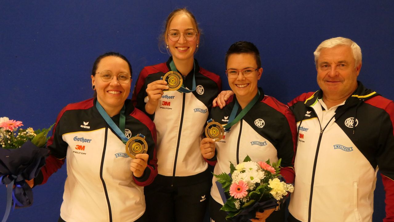 Foto: DSB / Das Sieger-Trio Jolyn Beer, Anna Janßen und Lisa Müller mit Bundestrainer Claus-Dieter Roth.