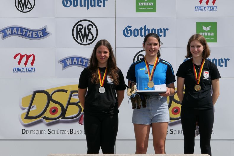 Foto: DSB / Die drei Erstplatzierten des 3x20-Wettbewerbs Jugend weiblich: Magdalena Bauer, Brianna Grasberger und Theresa Schnell (v.l.).