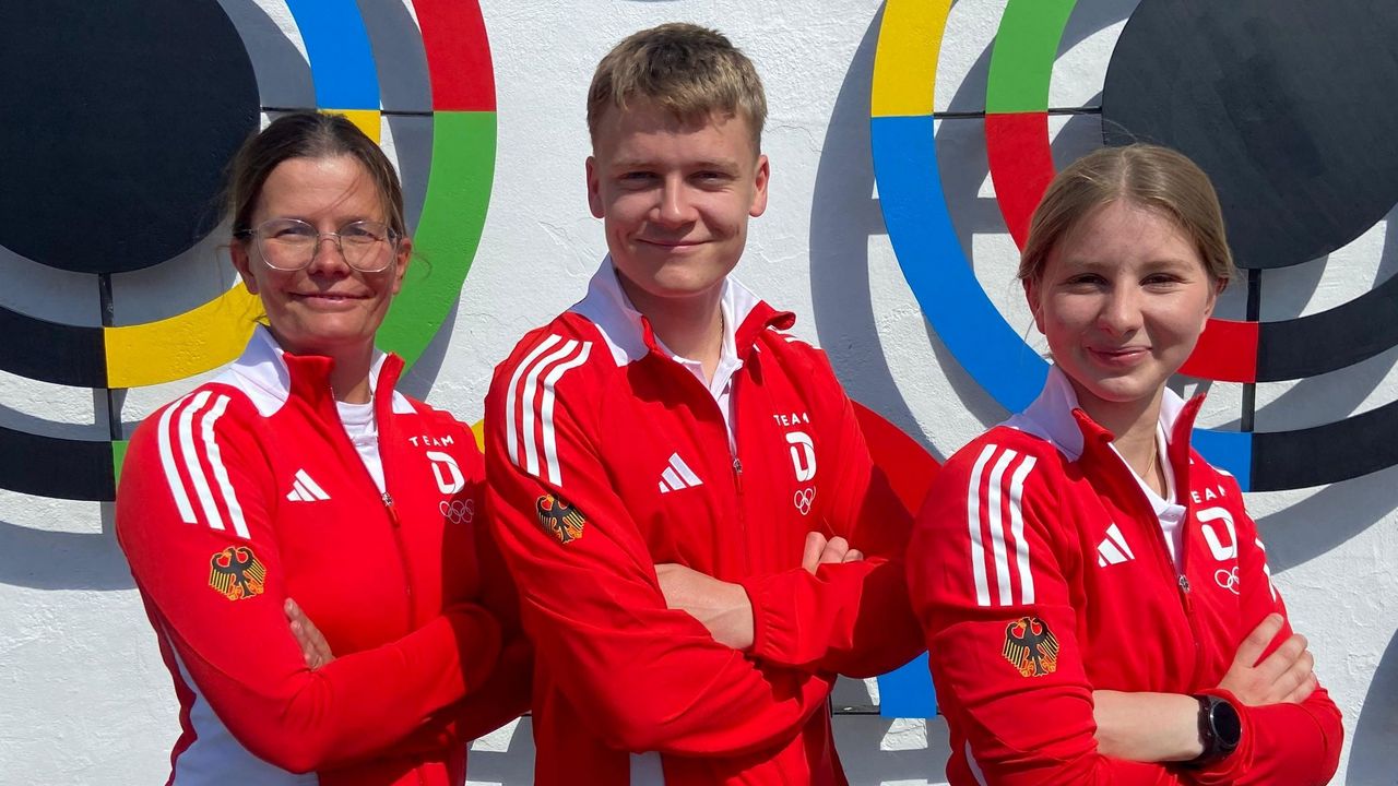 Foto: DSB / Das Pistolenteam beim European Youth Olympic Festival in Skopje: Bundestrainerin Jördis Grabe, Theodor Findeisen und Charlotte Laube.
