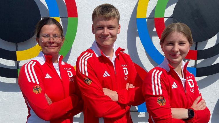 Foto: DSB / Das Pistolenteam beim European Youth Olympic Festival in Skopje: Bundestrainerin Jördis Grabe, Theodor Findeisen und Charlotte Laube.