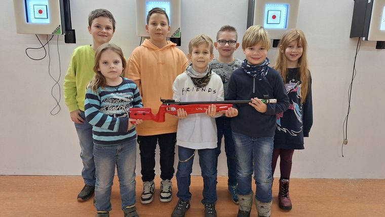 Foto: DSJ / Stolz wie Bolle! Die Kinder der Sportschützen Hopfgarten erhielten als Belohnung für ihre zahlreiche Beteiligung ein Lichtgewehr Walther LTS 5.