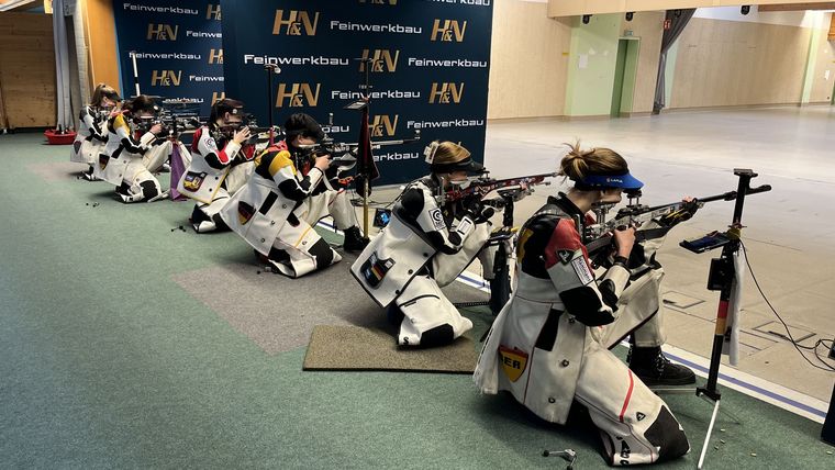 Foto: DSB / Schnappschuss von der EM-Qualifikation in Garching-Hochbrück. Anna Janßen, Nele Stark und Lisa Grub (v.r.) setzten sich durch und wurden zur Nominierung vorgeschlagen.