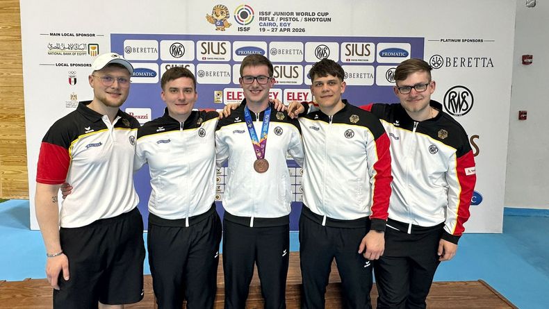 Foto: DSB / Das Junioren-Schnellfeuerteam mit dem glücklichen Bronzemedaillengewinner Colin Hilk.
