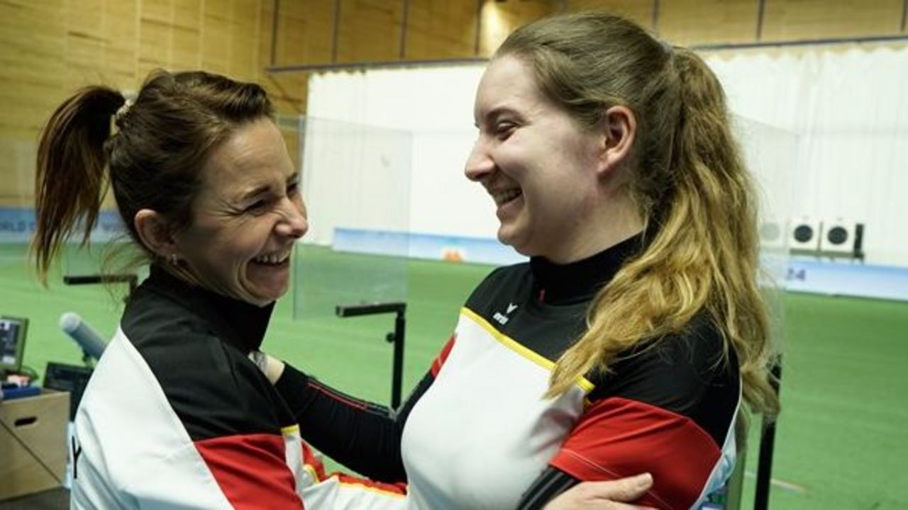 Foto: ISSF / Freude bei Monika Karsch und Doreen Vennekamp, die neben Josefin Eder für die KK-EM in Osijek zur Nominierung vorgeschlagen werden.