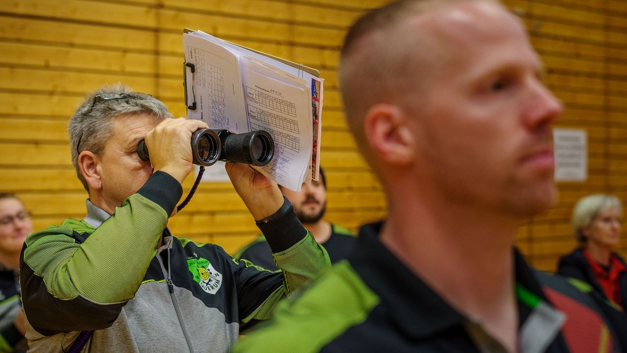 Foto: Hannes Wendt / Alles im Blick: Querums neuer Trainer Oliver Janeczko liegt mit seinem Team nach Runde eins an der Tabellenspitze im Norden.