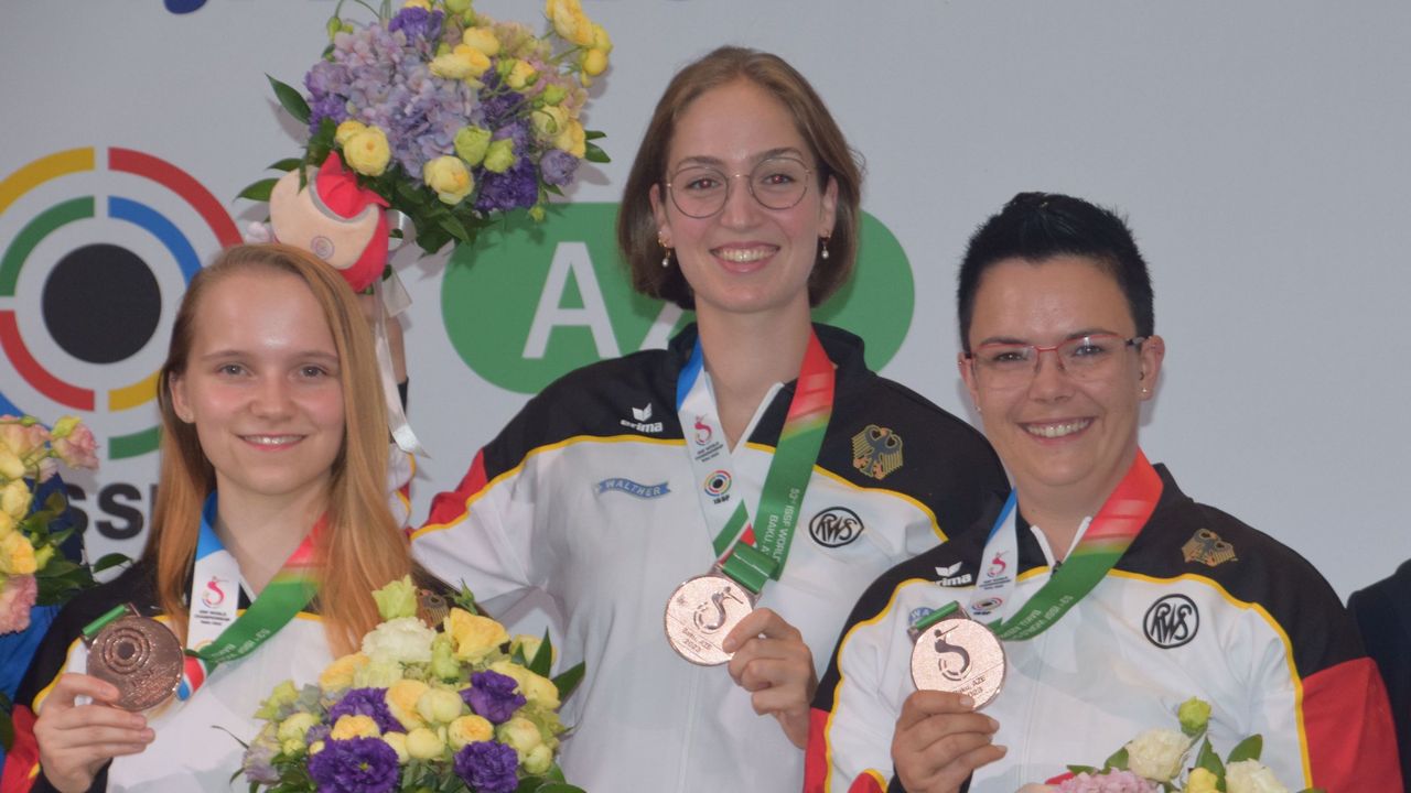 Foto: DSB / Glücklich über Teambronze mit dem Luftgewehr: Larissa Weindorf, Anna Janßen und Lisa Müller.