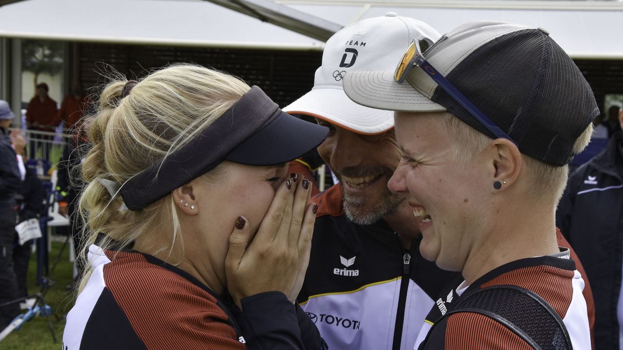 Foto: Eckhard Frerichs / Jubel über einen phantastischen Tag für die deutschen Bogenschützen: Katharina Bauer und Michelle Kroppen mit Marc Dellenbach.