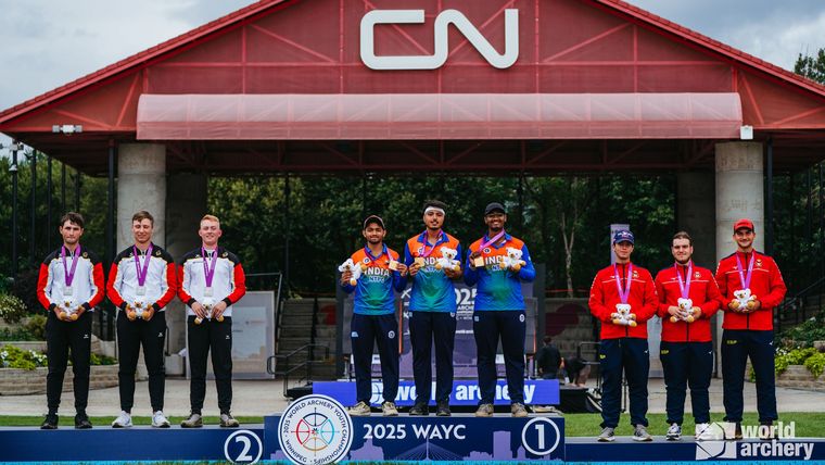 Foto: World Archery / Die drei Medaillen-Teams im U21-Compoundbereich: Deutschland mit Fabio Alex, Ruven Flüß und Noah Nuber, Indien sowie Spanien.