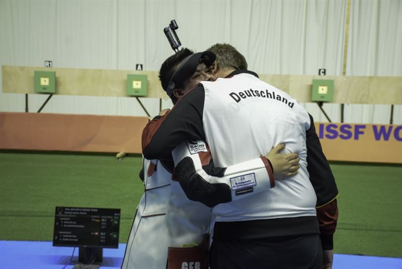 Foto: ISSF / Lisa Müller wird von Bundestrainer Achim Veelmann nach ihren starken Leistungen in Kairo gedrückt.