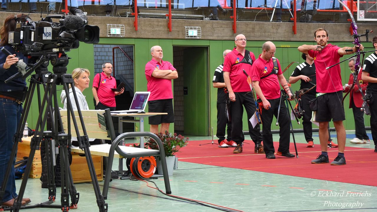 Foto: Eckhard Frerichs / Im Fokus des NDR: Der Bogensport im Allgemeinen, der SV Dauelsen und Florian Kahllund im Besonderen.