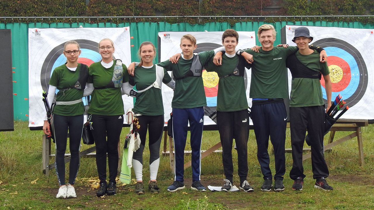 Foto: BSC BB-Berlin / Die Zukunft des Bogensports in Berlin und in Deutschland, v.l.n.r.: Emma Lorenz, Clea Reisenweber, Elina Idensen, Finn Leevi May, Vincent Barme, Erik Linke, Ben Lennard Greiwe.