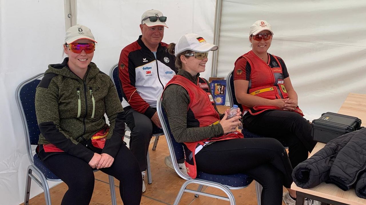 Foto: DSB / Vor dem Bronzematch war die Stimmung im deutschen Lager mit Nadine Messerschmidt, Axel Krämer, Nele Wißmer und Christine Wenzel noch gut.