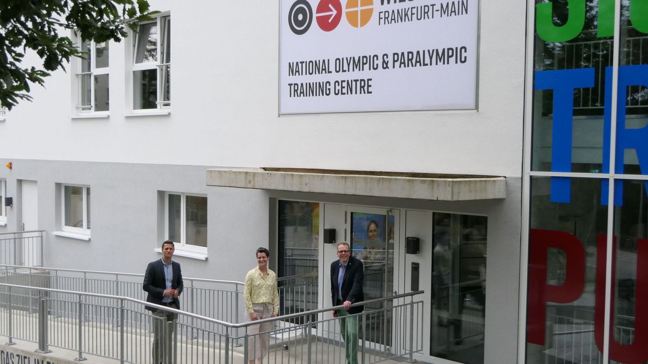 Foto: DSB / Andreas Friedrich, Veronika Rücker und Jörg Brokamp vor dem Bundesstützpunkt.