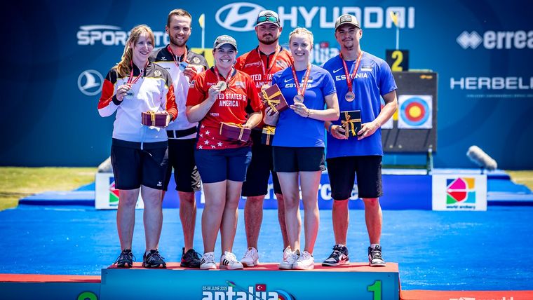 Foto: World Archery / Katharina Raab & Paolo Kunsch freuen sich neben dem siegreichen US-Duo und den drittplatzierten Esten über ihre Silbermedaille im Compound-Mixed.