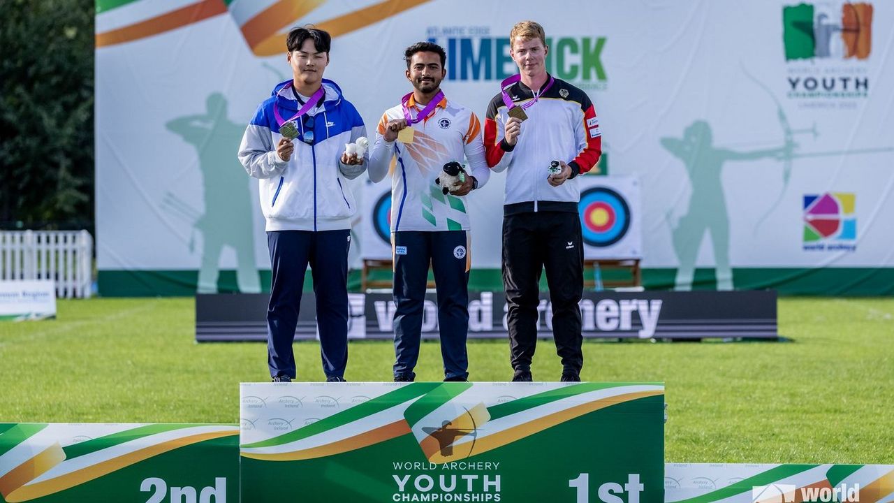 Foto: World Archery / Das WM-Podest der U21: Der Koreaner Injun Song, der Inder Parth Sushant Salunkhe und Mathias Kramer.