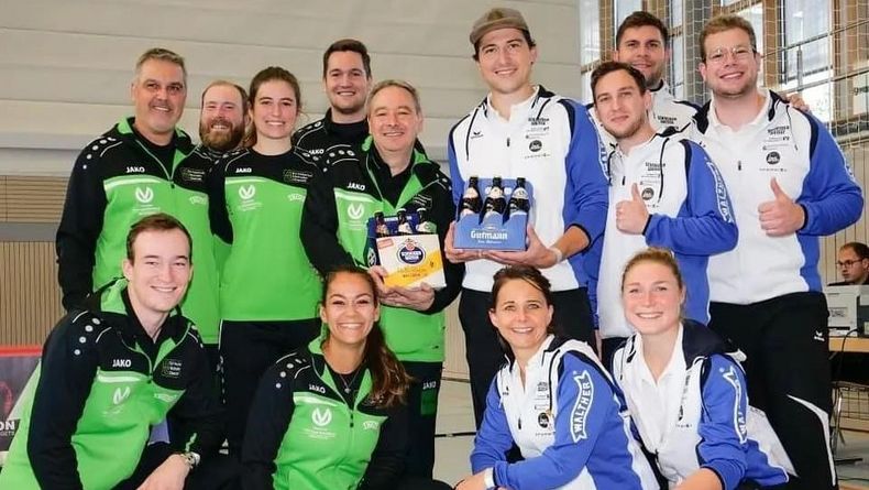 Foto: SV Kelheim Gmünd / In freundschaftlicher Verbundenheit: Die Teams vom SV Hubertus Hitzhofen-Oberzell und SV Kelheim-Gmünd. Foto: SV Kelheim Gmünd / In freundschaftlicher Verbundenheit: Die Teams vom SV Hubertus Hitzhofen-Oberzell und SV Kelheim-Gmünd.